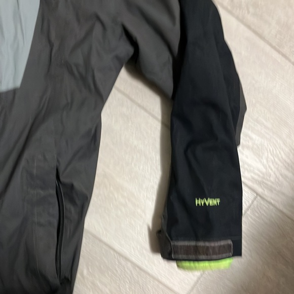 The North Face , boys medium (10/12) hyvent rain jacket with removable fleece - Picture 3 of 7
